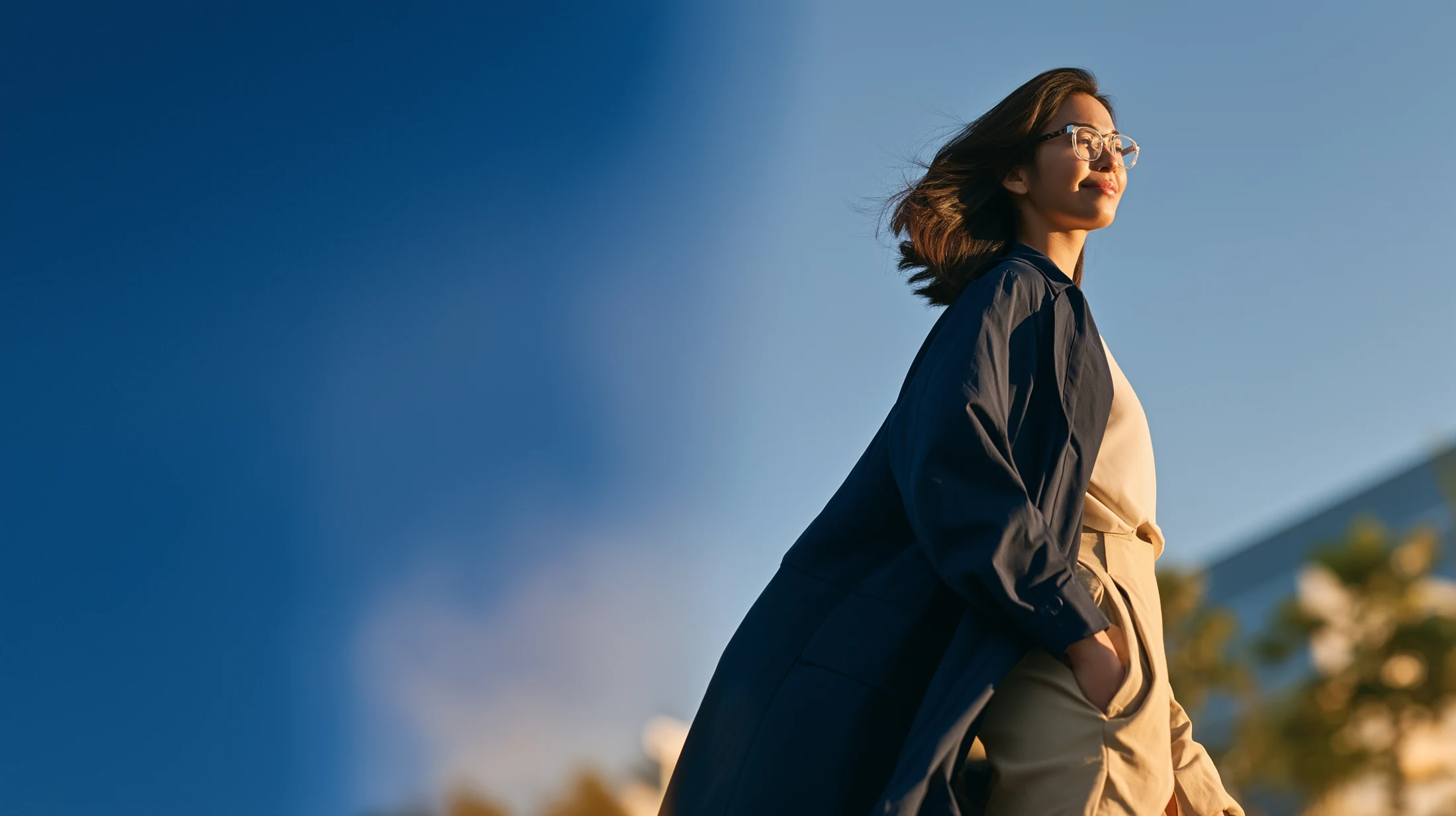 女性迎着阳光,目光专注地走向前方